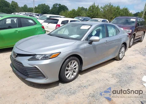 2021 Toyota Camry Le z USA, uszkodzony, nr VIN 4T1R11AK8MU567819